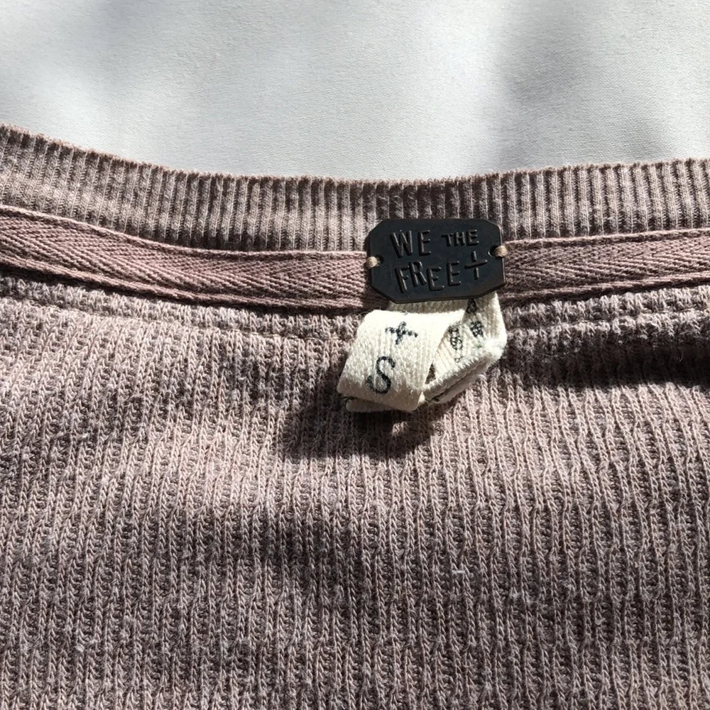☘️ Host Pic☘️ We The Free sweater/top embroidered cuffs and neckline Size Small - Picture 5 of 7